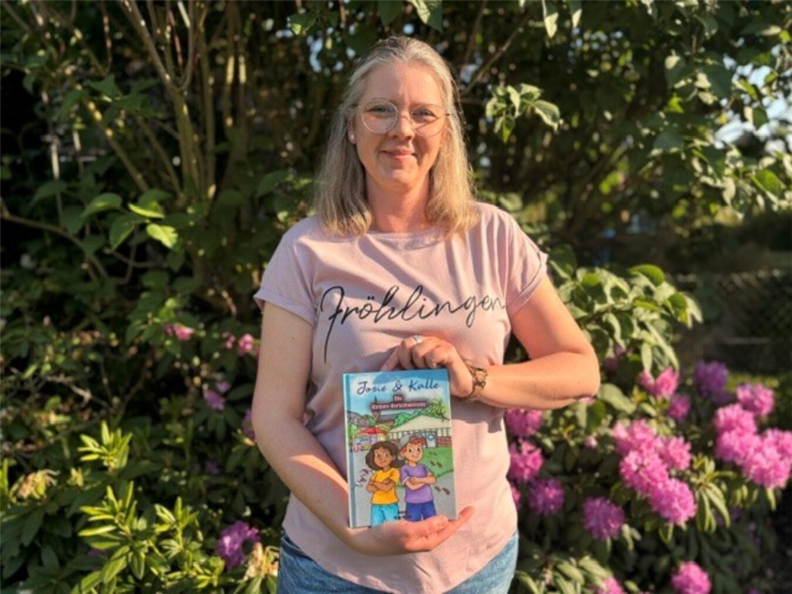 "Silvia Meier, Autorin aus Oermten, mit ihren Büchern, die Heimatverbundenheit zeigen."