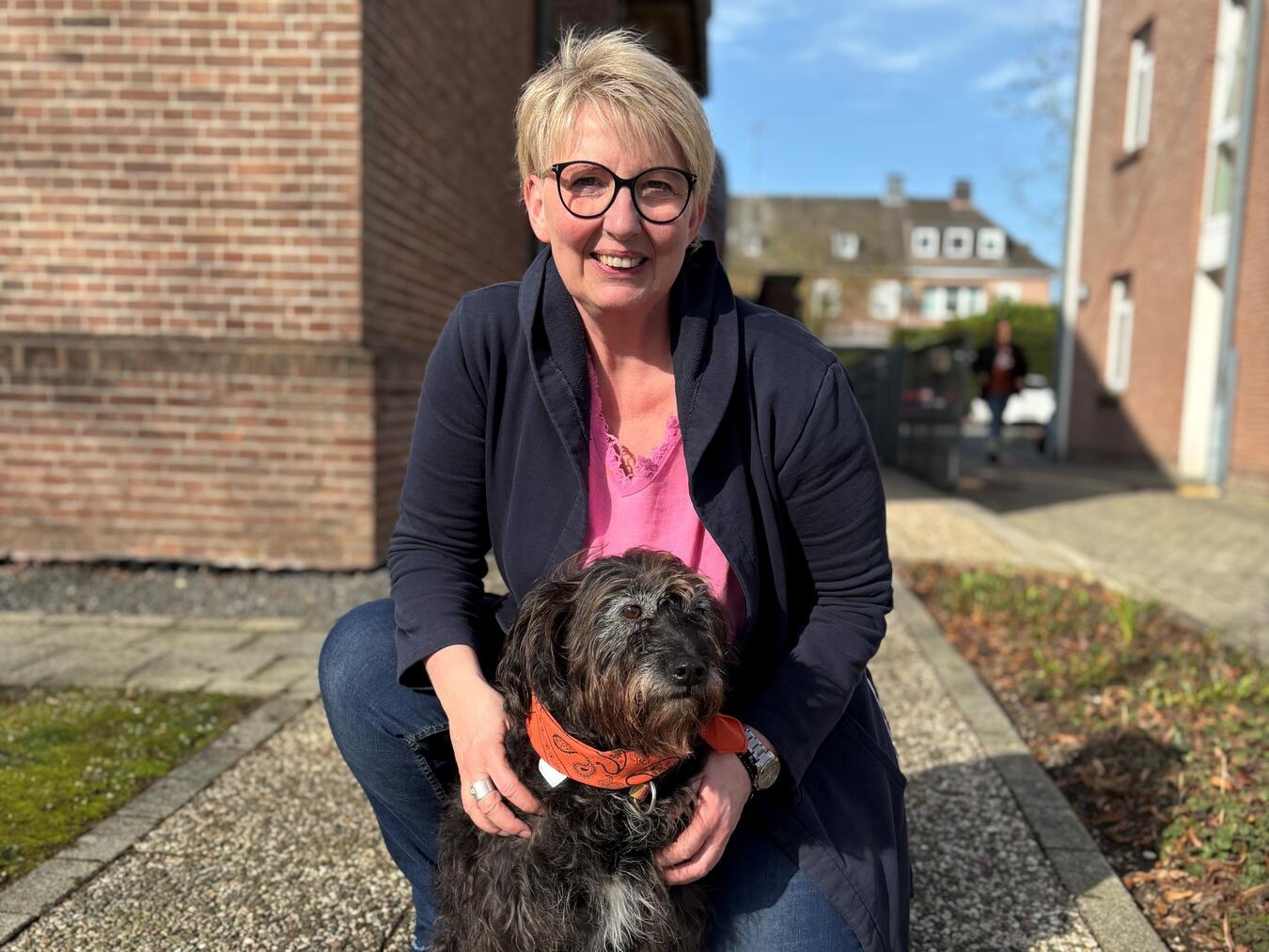 Silvia Nehnes mit Hund Sam, enge Bindung, Caritas, Freundschaft zwischen Mensch und Tier