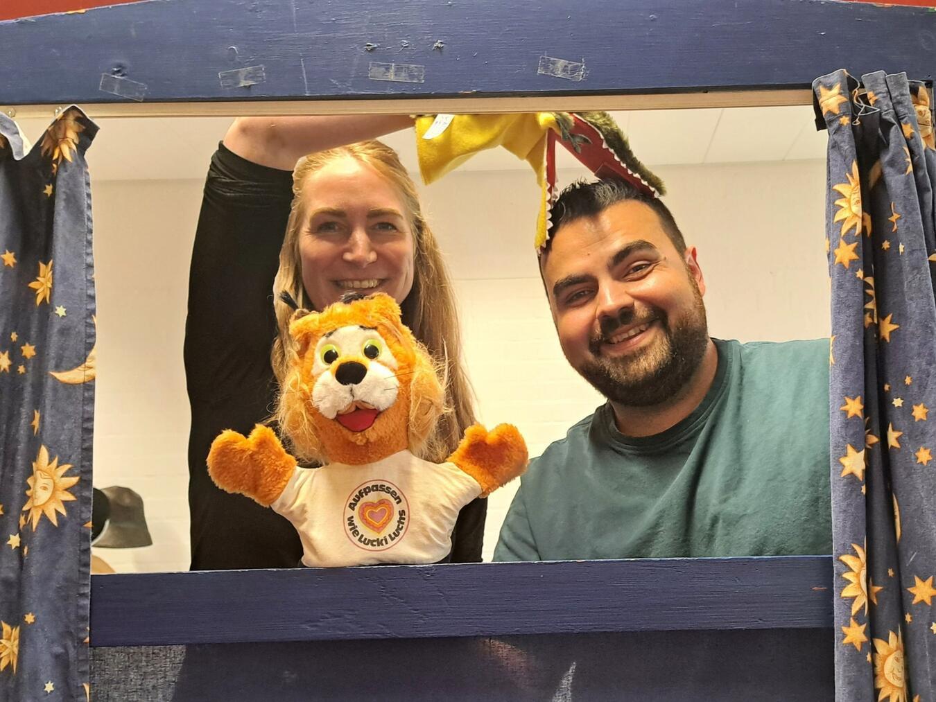 Silvia Otten und Mandeep Singh sind nach ihrer Umschulung nun staatlich geprüfte Erzieherin und Erzieher. Ihr neues Berufsfeld bietet vielseitige Arbeitsmöglichkeiten im sozialpädagogischen Bereich – und für die beiden vor allem endlich Zufriedenheit im Job. Foto: Steffi Gijsbertsen