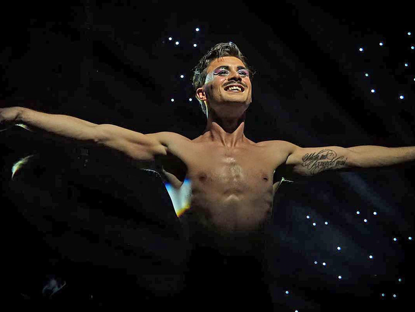 Simon-James zeigt in der Show Playback unter anderem akrobatische Kunst.