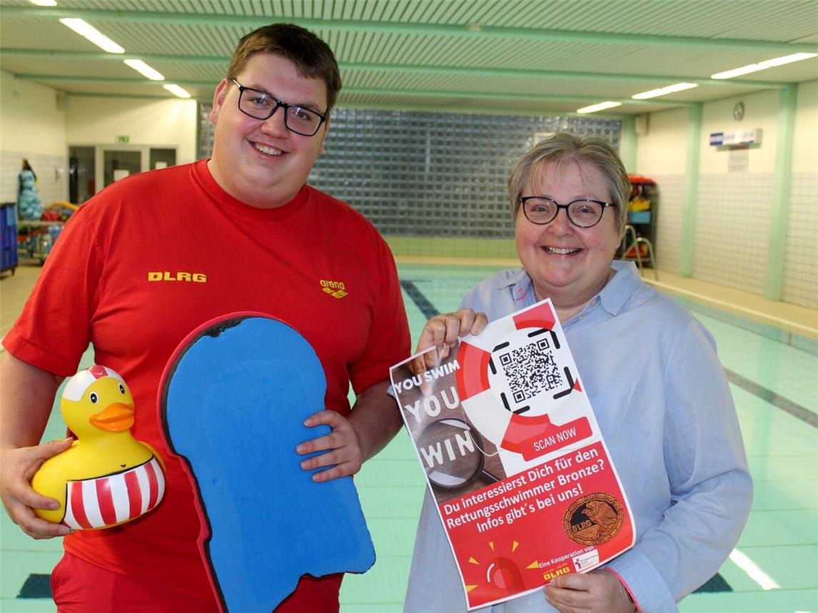 Simon und Monika Döhmen freuen sich schon auf den Start der Ausbildung zum Rettungsschwimmer Bronze und auf viele interessierte und engagierte Teilnehmende. Foto: Fbs