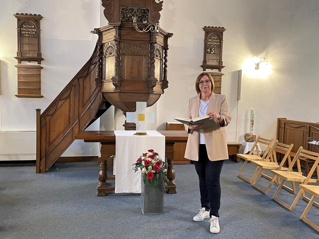 Simone Drensler an ihrem neuen Arbeitsplatz, der Kirche der evangelischen Kirchengemeinde Xanten. NN-Foto: SP
