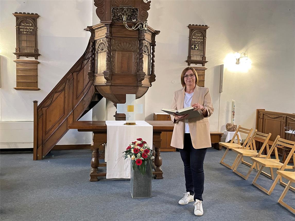 Simone Drensler an ihrem neuen Arbeitsplatz, der Kirche der evangelischen Kirchengemeinde Xanten. NN-Foto: SP