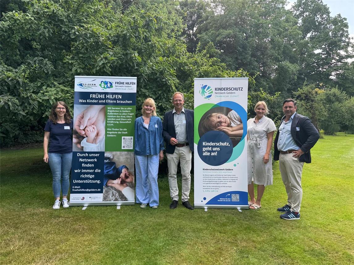 Simone Thiele (Netzwerkkoordinatorin Frühe Hilfen), Referentin Cornelia Fröhlich, Markus Grönheim (Leiter Bereich Jugend und Familie), Laura Daniels (Netzwerkkoordinatorin Kinderschutz) und Denis Erbozkurt-Beckers (Jugendhilfeplanung).Foto: Stadt Geldern/Gossens