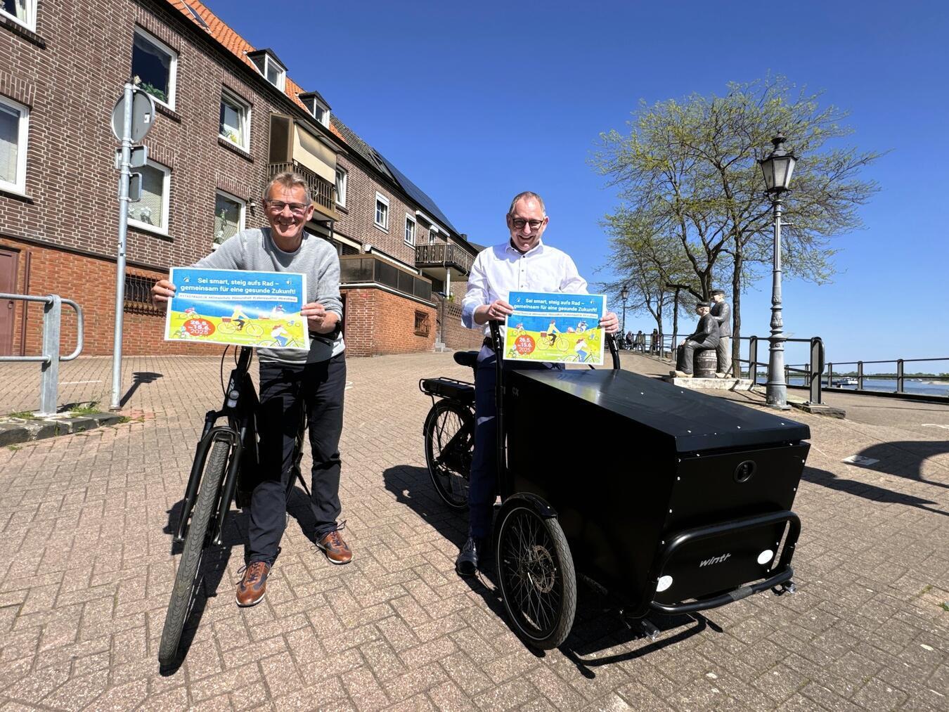 Sind auf jeden Fall beim „Stadtradeln“ dabei: (v. li.) Georg Messing, Fahrradbeauftragter der Stadt Rees, und Bürgermeister Sebastian Hense. Foto: Stadt Rees