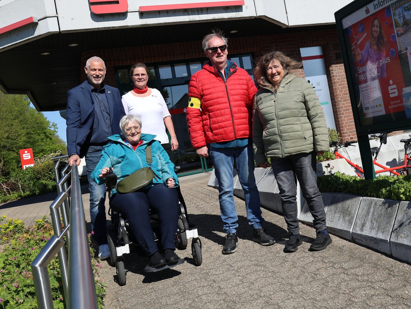 Sind zufrieden mit den neuen Geländern an der Sparkasse in Marienbaum (v.l.n.r.): Theo Neu, Regine Rennings und Melanie Koppers sowie Wolfgang und Monika Diamant. Foto: Sparkasse am Niederrhein