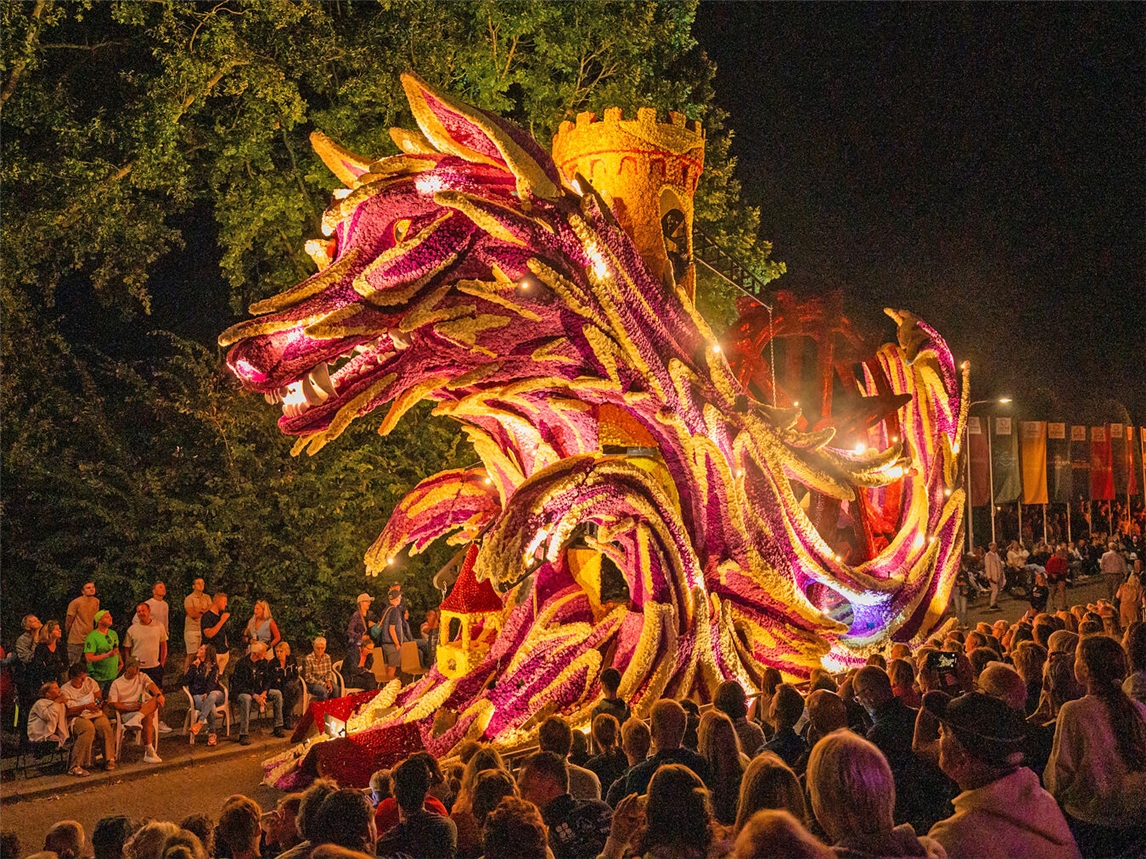"Lebendiges Kunstwerk in Sint Jansklooster am 21.-22. August, bunte Installationen und kreative Kunstszene"