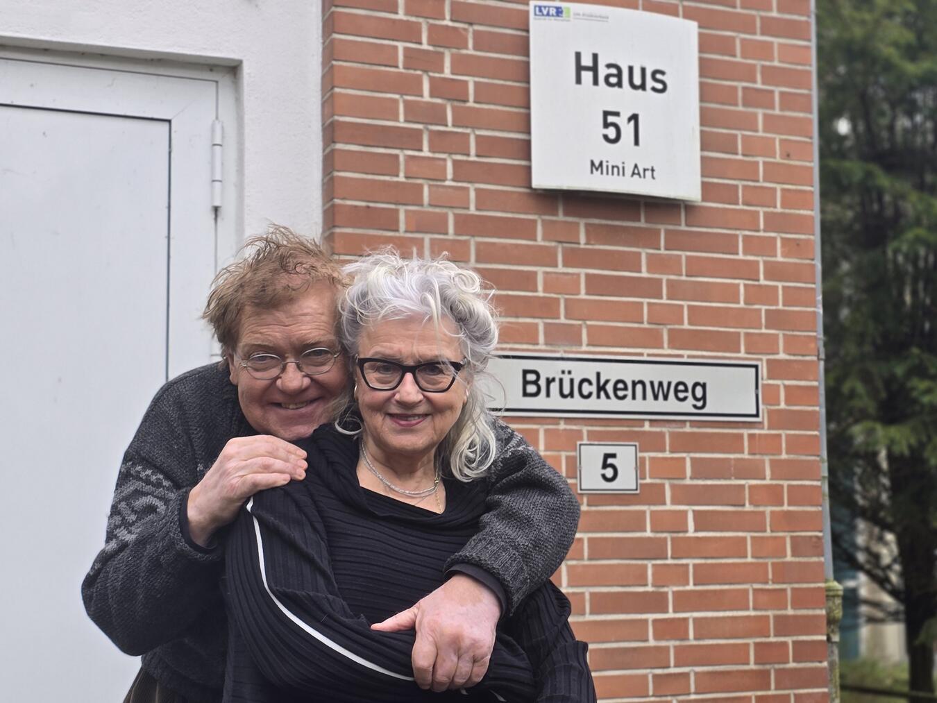 Sjef van der Linden und Crischa Ohler vor ihrer Spielstätte am Brückenweg 5 auf dem LVR-Klinik-Gelände in Bedburg-Hau. NN-Foto: HF