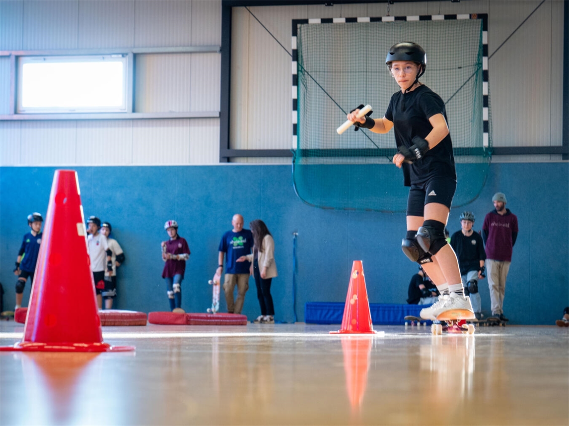 "Jugendlicher beim Skateboard-Workshop stärkt Selbstvertrauen, Gesamtschule Mittelkreis, skateaid@school Event"