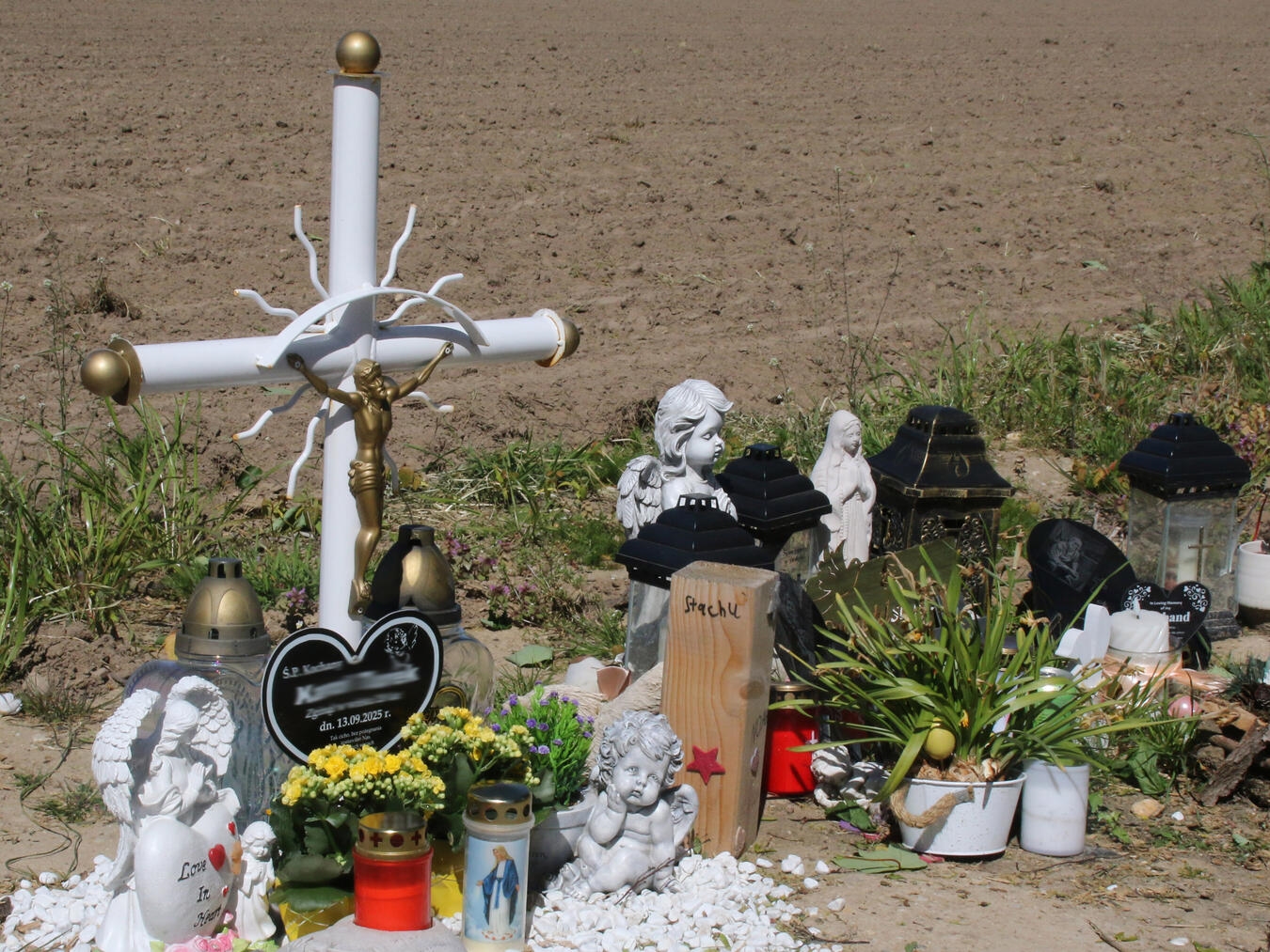 "Angehörige gedenken Toten mit Blumen und Kerzen bei Sonnenuntergang"