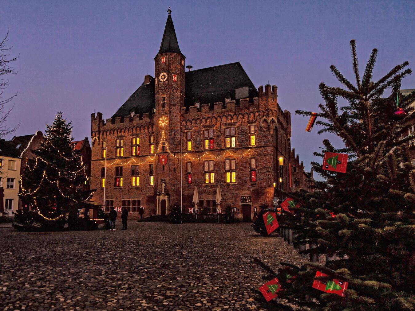 Kalkarer Ortsteile in einem Adventskalender verewigt So erstrahlte das Rathaus als Adventskalender im vergangenen Jahr. Foto: Dagmar Jordan