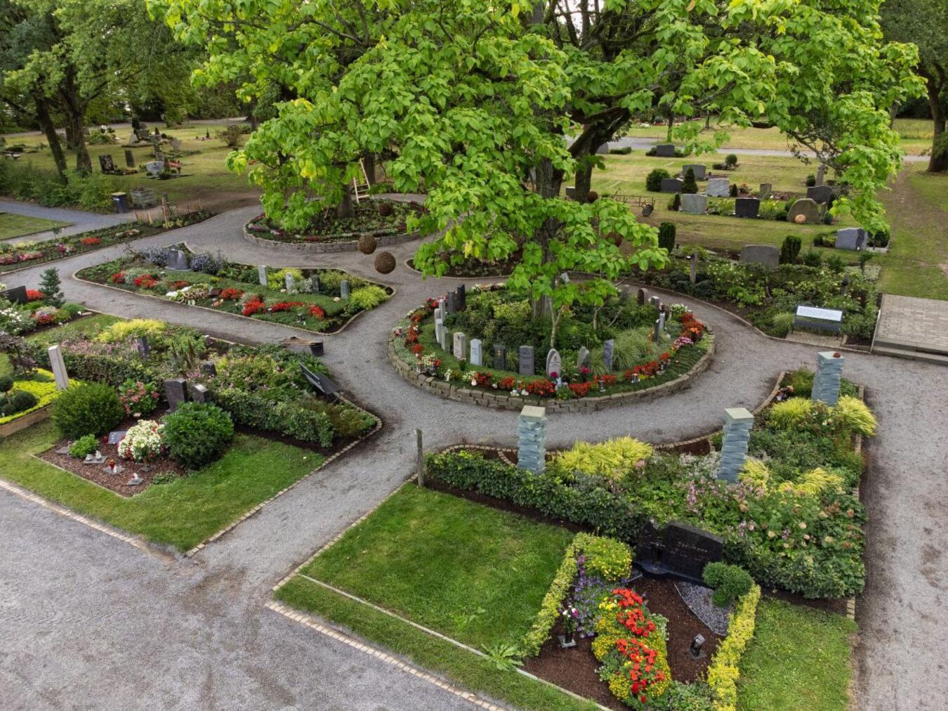 Veener Friedhof hat jetzt auch einen „Memoriam Garten“ So grün und blühend sieht der „Memoriam Garten“ in Alpen im Frühjahr und Sommer aus. Er dient auch als Vorbild für Veen. Foto: Petzchen