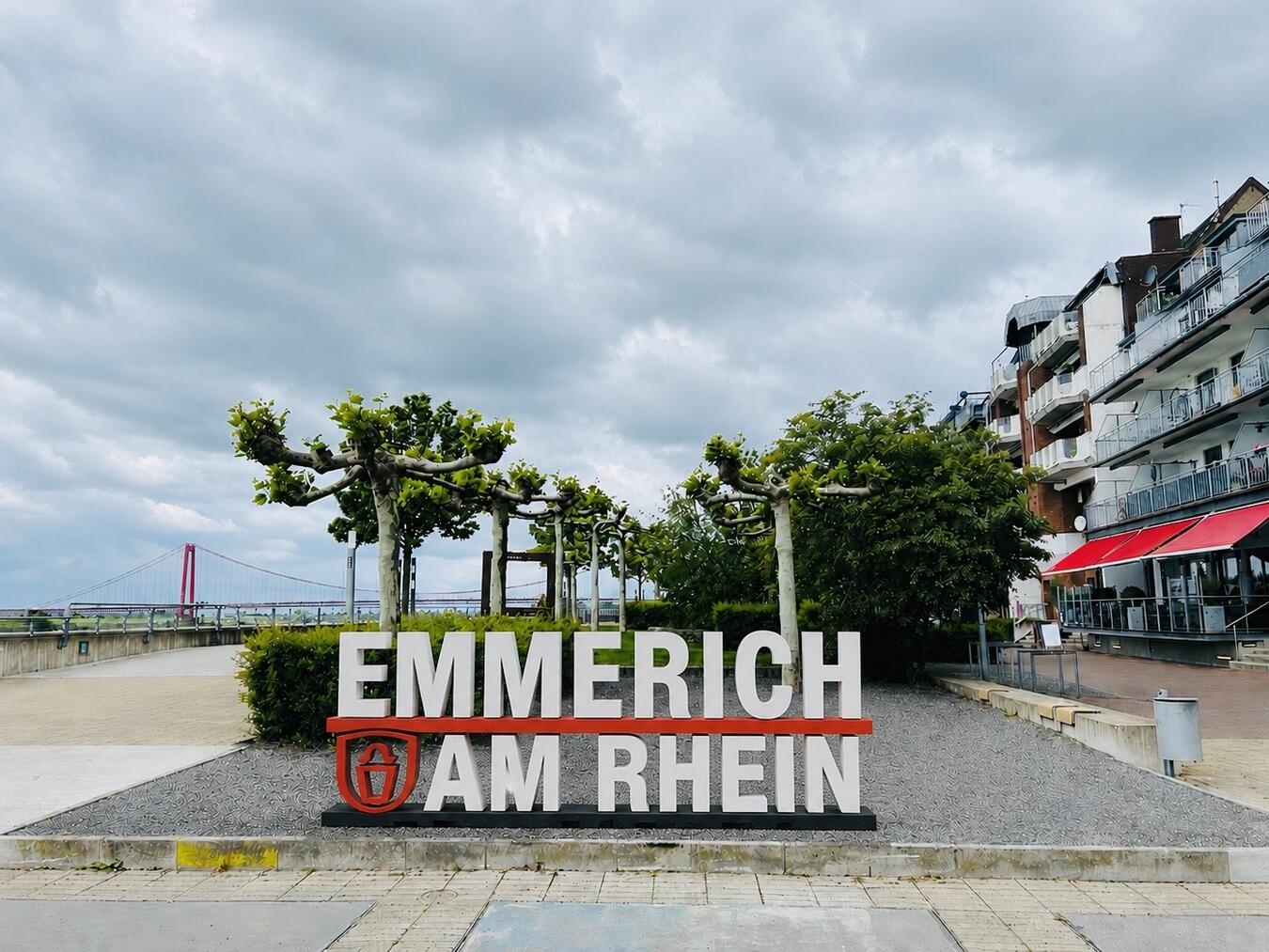 "Neuer Fotopunkt an der Rheinpromenade Stadtplatte mit Blick auf den Fluss und die Skyline"