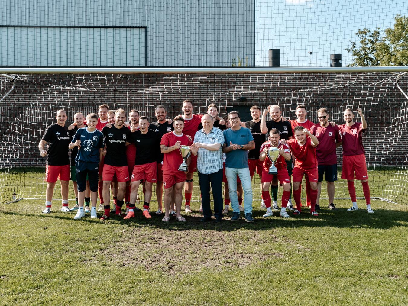 So sehen Sieger aus: Concordia Rheinberg triumphierte bei den Stadtmeisterschaften. Foto: Michael Ertelt