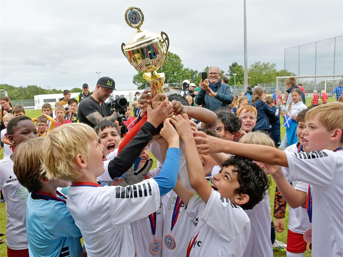 So sehen Sieger aus: Georgien (1. FC Kleve) jubelt mit dem „Mini-EM“-Pokal. NN-Fotos (3): Rüdiger Dehnen