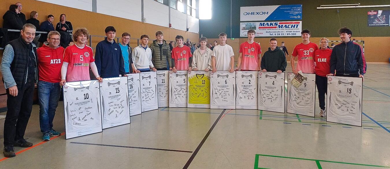 So sehen stolze Sieger aus: (v.l.) Fritz Sill, Reiner Arts, Arne Arts, Lukas Kannenberg, Jan Becker, Levin Terlinden, Henry Willems, Maximilian Suess, Timo Hoyer, Simon Gleumes, Steffen Clouth, Jean-Luca Boers, Fabio Kloep, Elke Terlinden und Janne Stevens. Fotos: privat