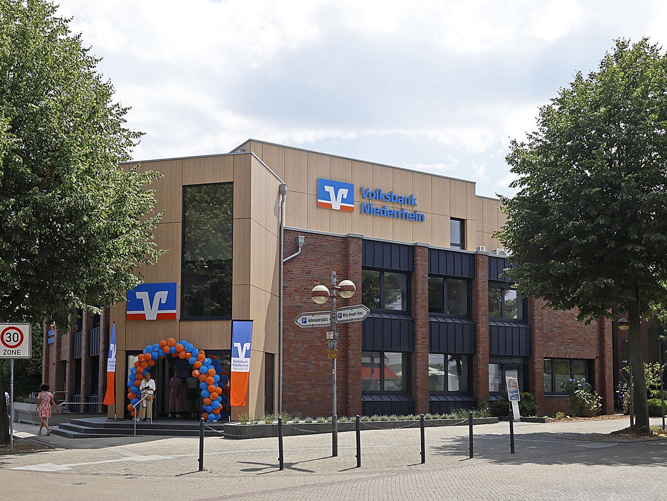 So sieht die neue Geschäftsstelle der Volksbank Niederrhein in Alpen von außen aus. NN-Foto: Theo Leie