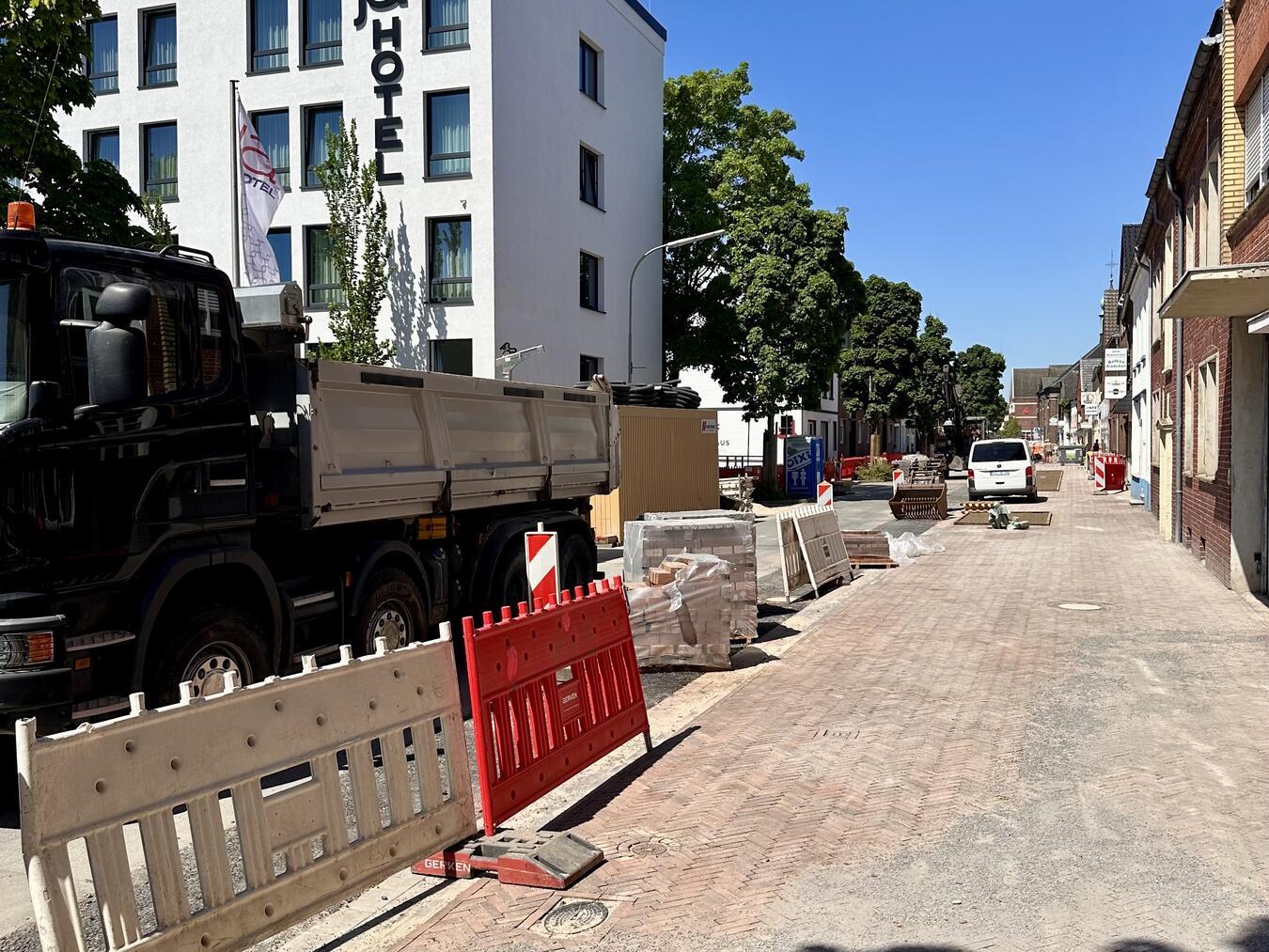 So sieht es zurzeit an der Gelderstraße aus: Der Gehweg auf der Seite des Kinos ist bereits zu großen Teilen gepflastert und soll bis Pfingsten fertig sein.Foto: Stadt Geldern