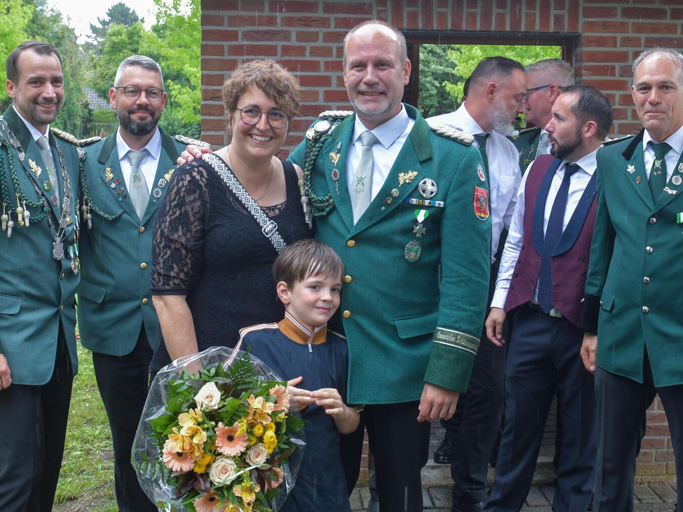 Sören und Stefanie Fork (M.) sind das neue Königspaar der Schützen in Elten. NN-Foto: Gerhard Seybert