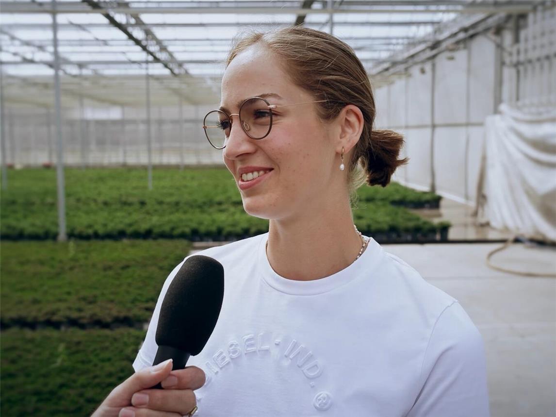 Sonderpreisträgerin 2024: die Sportschützin Anna Janßen - hier im elterlichen Betrieb. Foto: Zellmannfilm und Medien