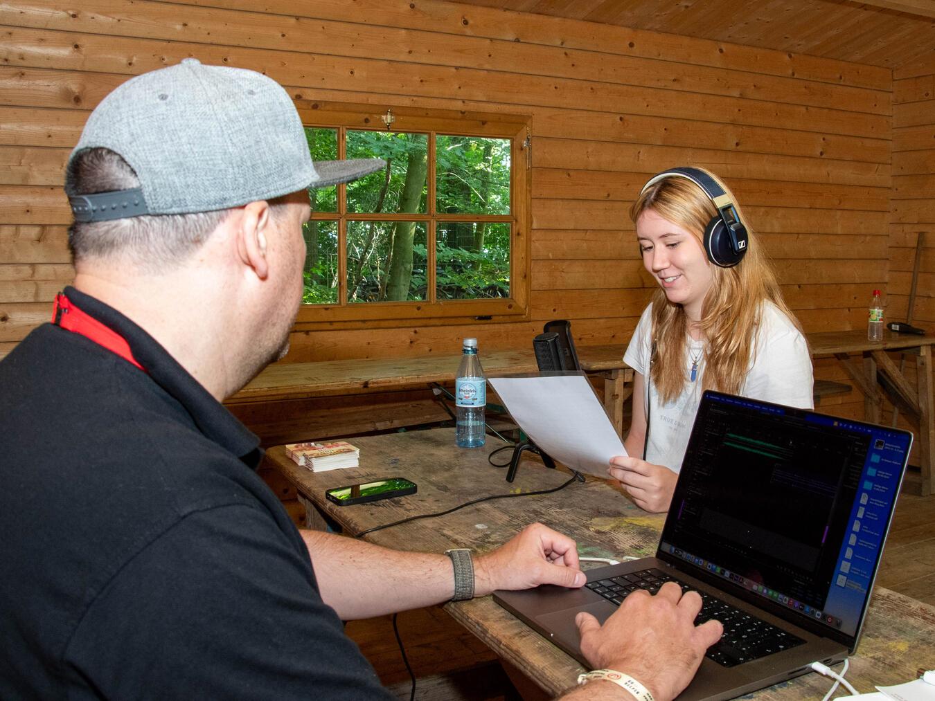 Sophia aus Geldern nutzt die Gelegenheit, einen eigenen kleinen Podcast aufzunehmen.