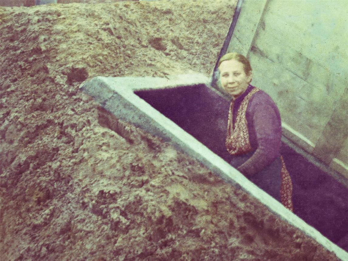 Sophia Giesen im Eingang ihres Bunkers am Motenhof, März 1945. Foto: privat