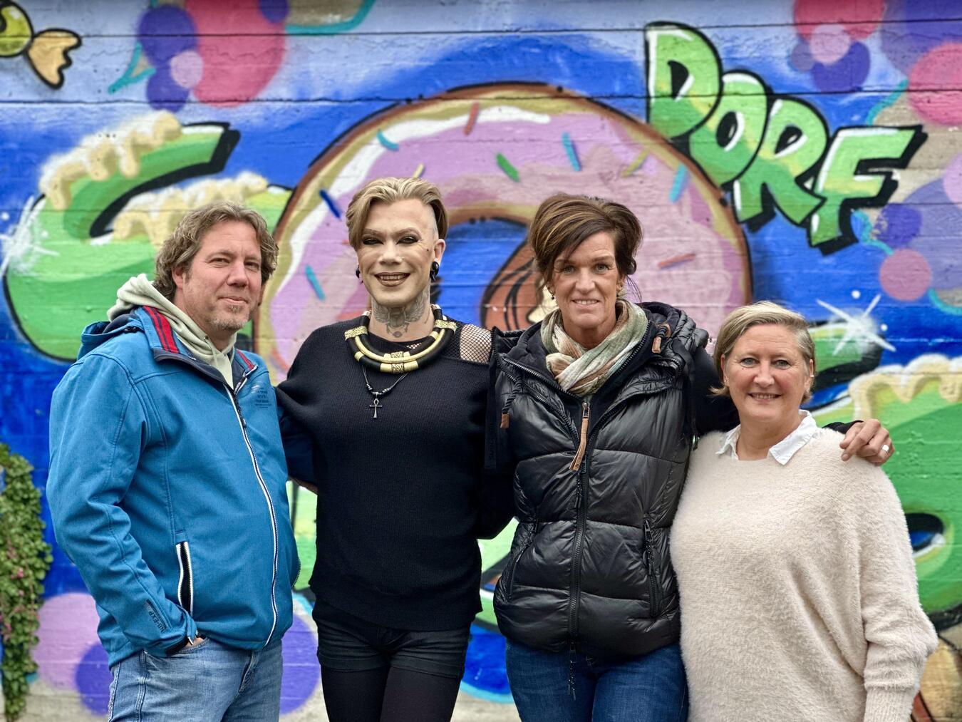 SOS-Bereichsleiter Clemens Selter und die Pädagoginnen Heidi Thijssen und Bianca Turek (r.) vom SOS-Kinderdorf Niederrhein haben sich sehr über den Besuch von Vielfalts- und Toleranzbotschafterin Veuve Noire (2.v.l.) gefreut. Foto: SOS-Kinderdorf Niederrhein / Katrin Wißen