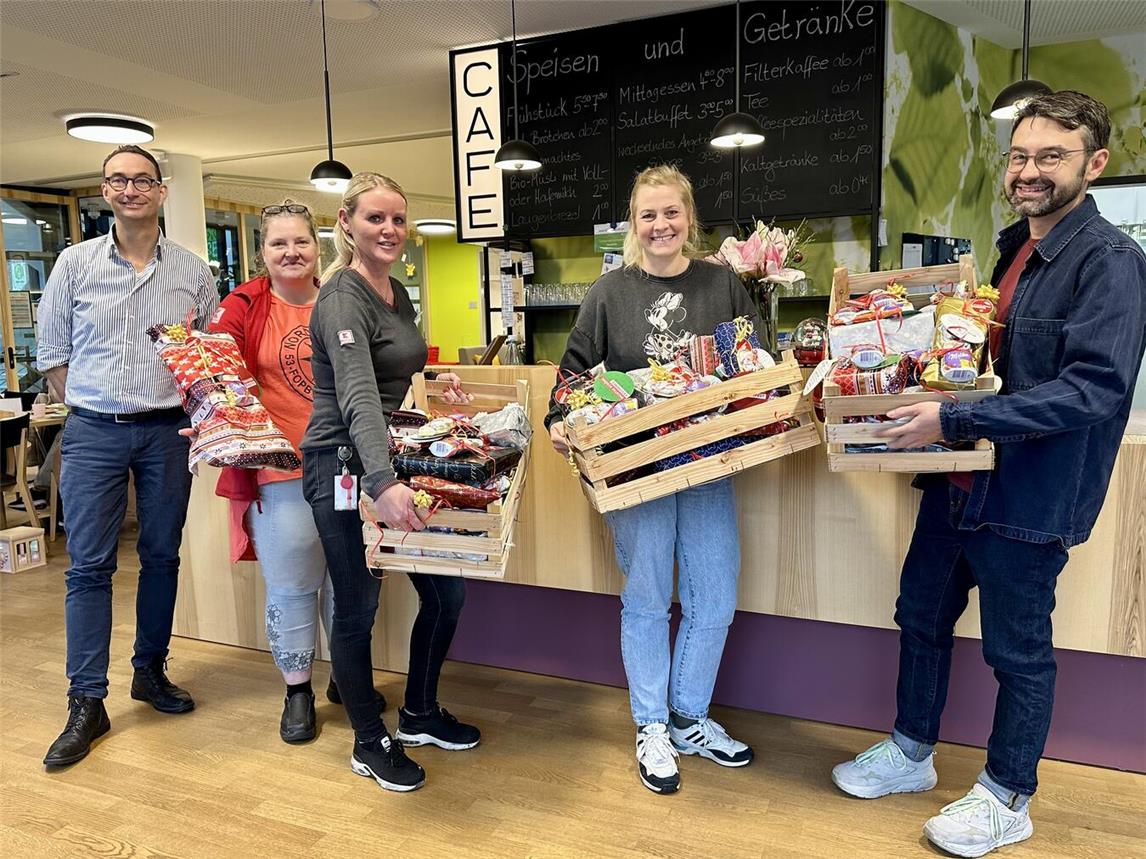 SOS-Bereichsleiter Detmar Pommering, Kaufland-Mitarbeiterin Melanie Perz, Kaufland-Filialleiterin Claudia Raymann und die beiden SOS-Mitarbeitenden Katja Hendrix und Michael Gesikiewicz freuen sich über die zahlreichen Geschenke, die bei der Wunschbaumaktion von Kaufland zusammengekommen sind. Foto: SOS-Kinderdorf Niederrhein/Katrin Wißen 