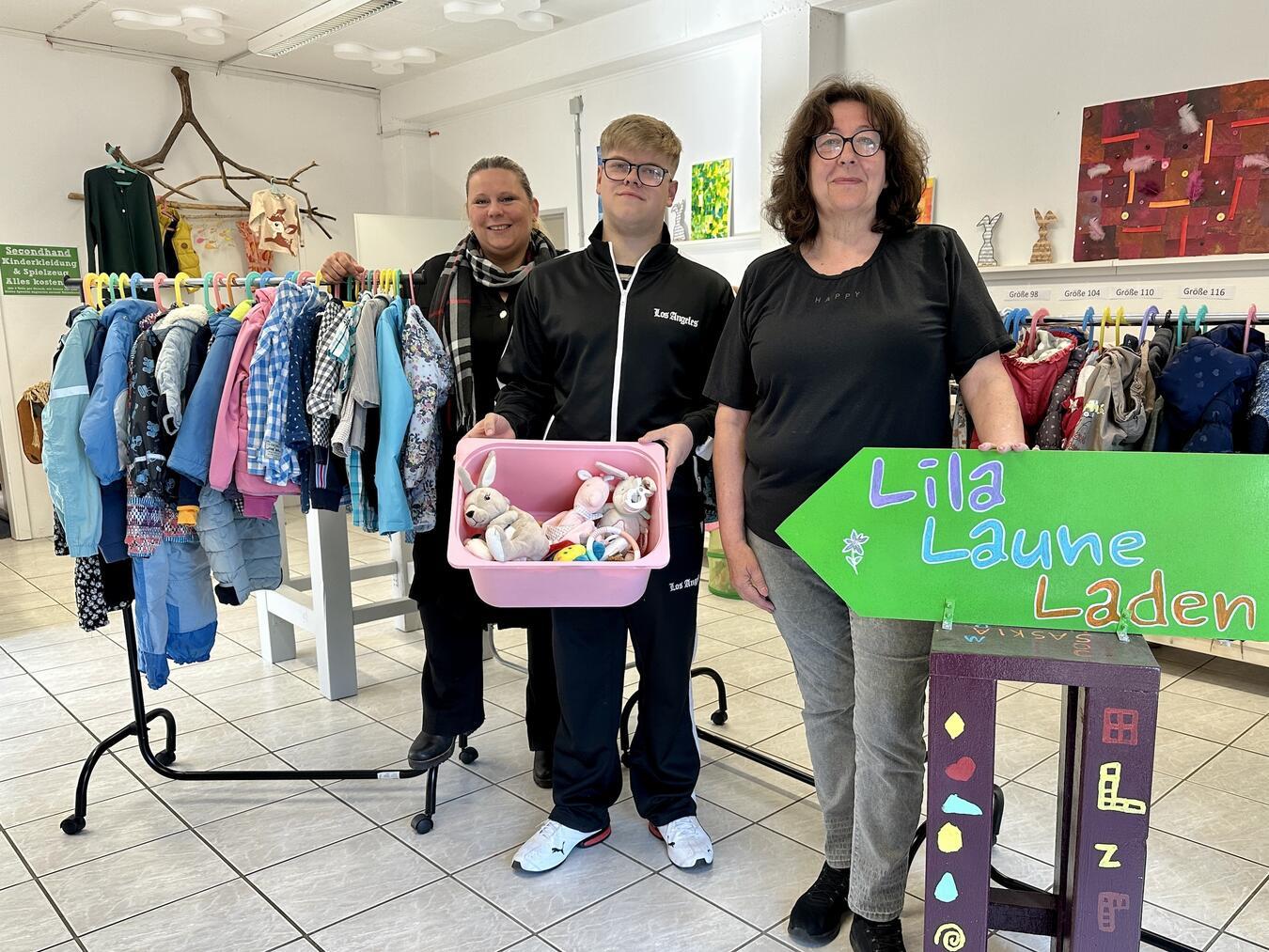 SOS-Bereichsleiterin Nicole Berson, Berufsvorbereitungs-Teilnehmer Niklas und SOS-Bildungsbegleiterin Karla Prast freuen sich über viele Besucher im „LilaLauneLaden“ an der Twistedener Straße 71 in Kevelaer. Foto: SOS-Kinderdorf Niederrhein/Fotos: Katrin Wißen