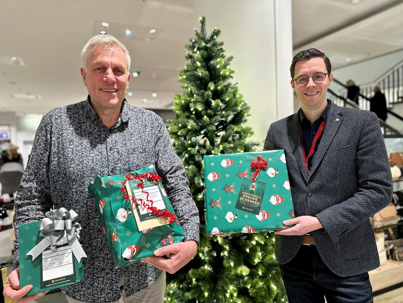 SOS-Einrichtungsleiter Peter Schönrock und Galeria-Filialgeschäftsführer Mathijs Driessen sind froh, dass auch in diesem Jahr so viele Geschenke für die Kinder und Jugendlichen im SOS-Kinderdorf in Kleve-Materborn zusammengekommen sind. Foto: SOS-Kinderdorf Niederrhein / Katrin Wißen