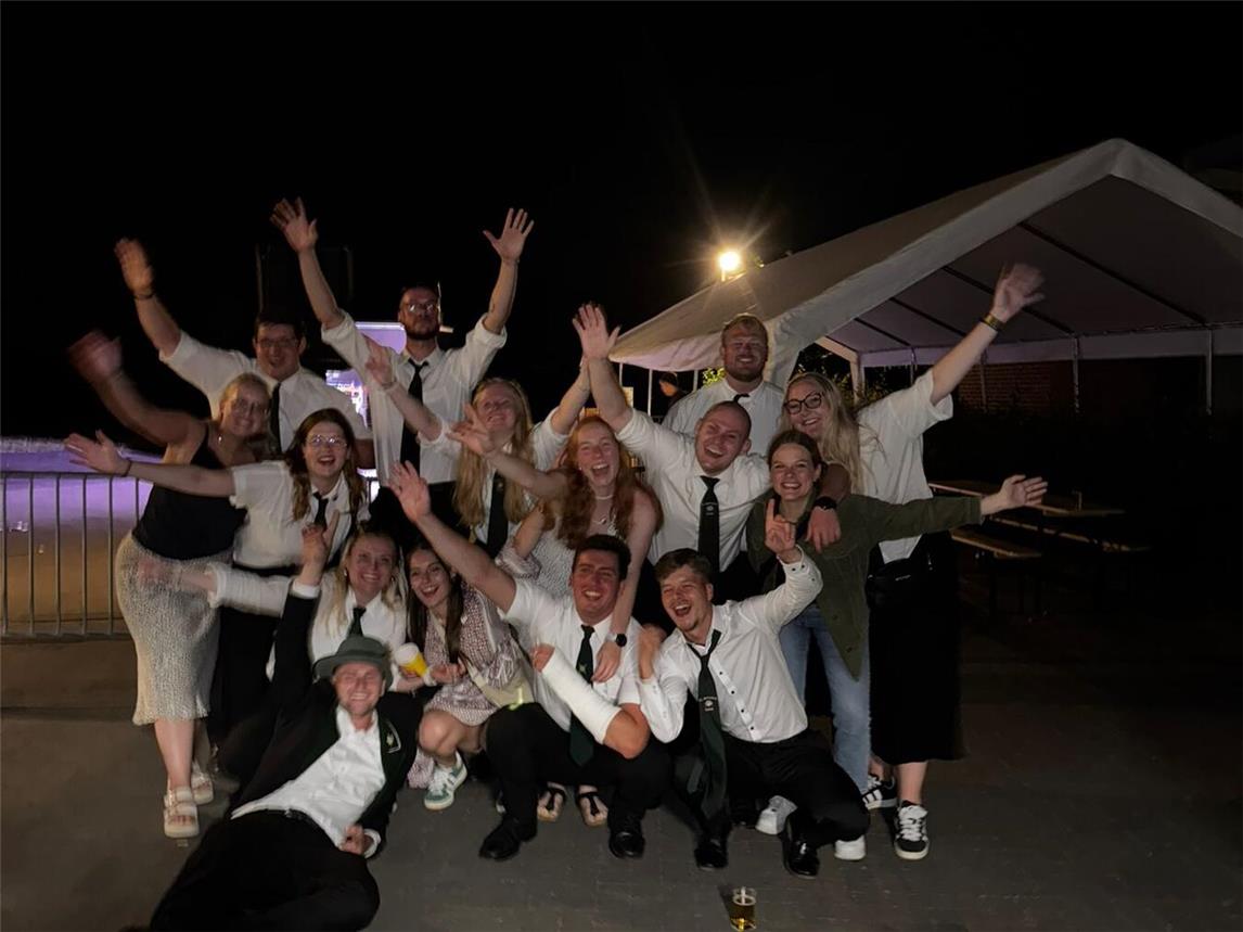 Spät am Abend freuen sich der neue König und seine Mitstreiter auf das Regentenjahr. Foto:privat