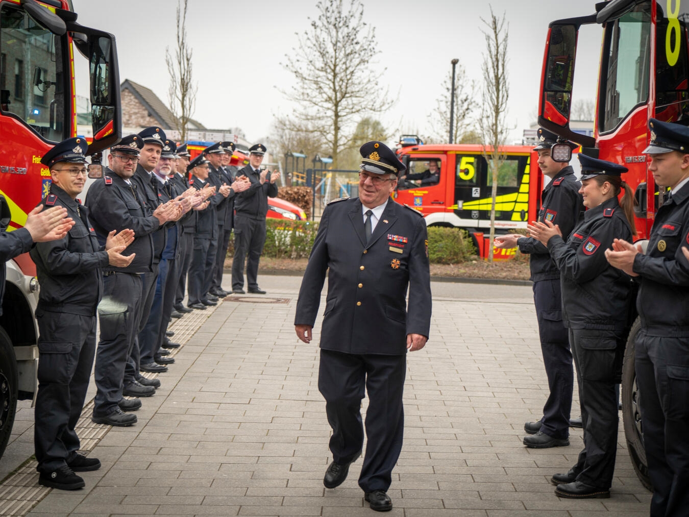Spalier der Feuerwehrleute am Berufskolleg Geldern
