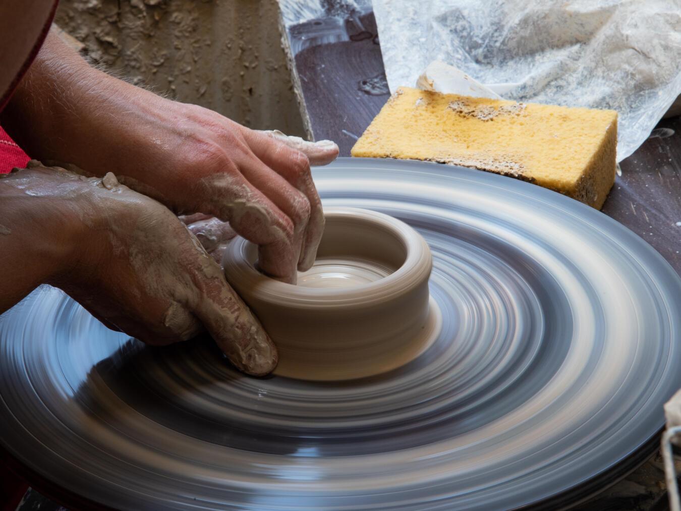 Spannende Einblicke bieten die Keramiker wieder am zweiten Märzwochenende.Foto: Töpferei Zenke