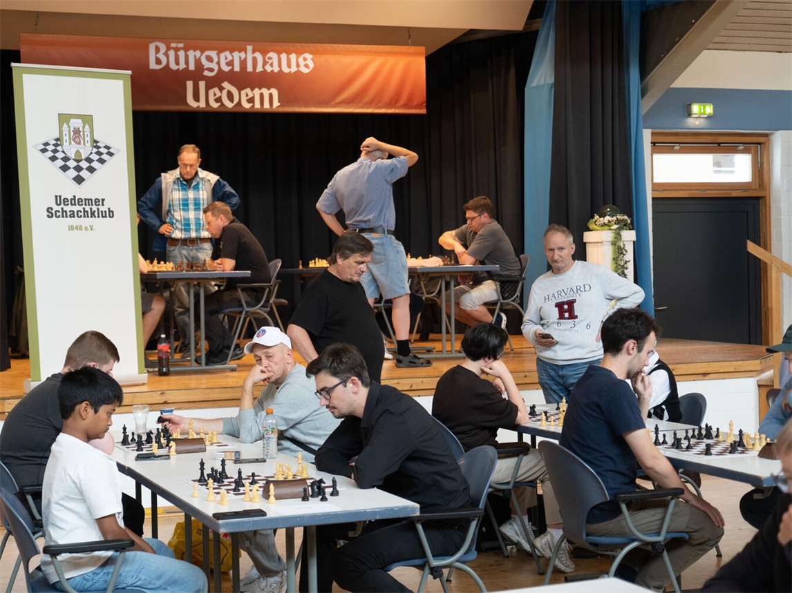 "Schnellschach-Turnier Uedem, spannende Partien, NN-Foto Gerhard Seybert"