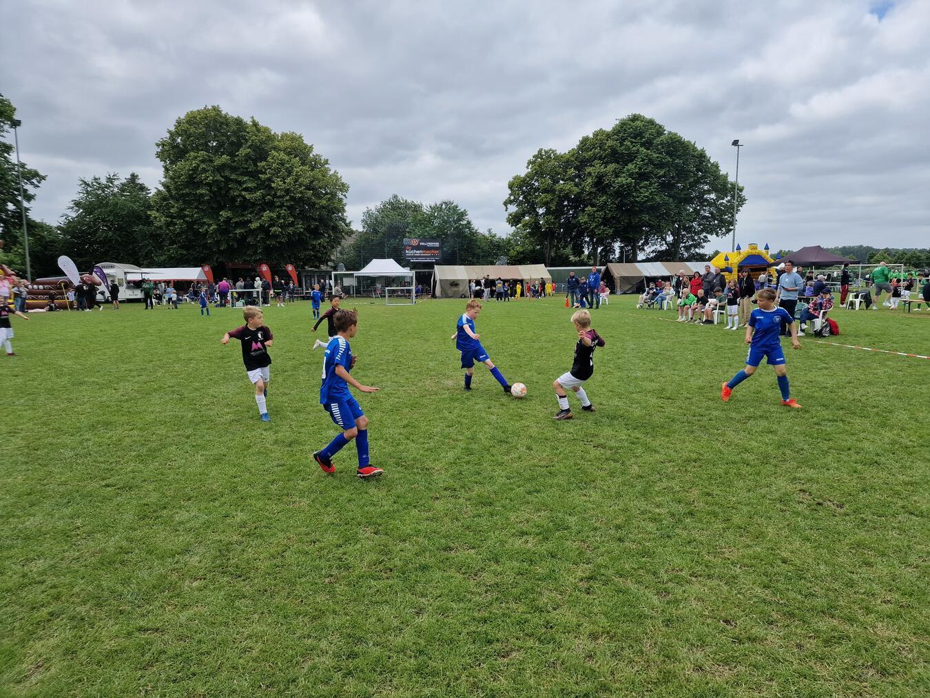 Spannende Spiele lieferten sich die Mannschaften beim Jugendturnier auf der Gerhard-Waerdt-Sportanlage in Vernum.Foto: privat