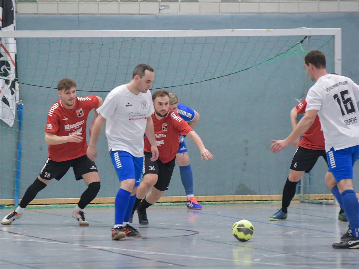 Spannender Fußball wartet wieder in der Dreifachturnhalle der Gesamtschule Mittelkreis. NN-Foto: Archiv/Gerhard Seybert