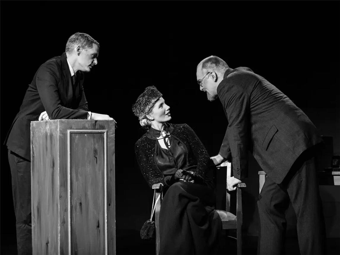 Spannung verspricht die Aufführung des Theaterstücks „Hokus Pokus“ im Bühnenhaus Kevelaer. Foto: ©Filmtheater