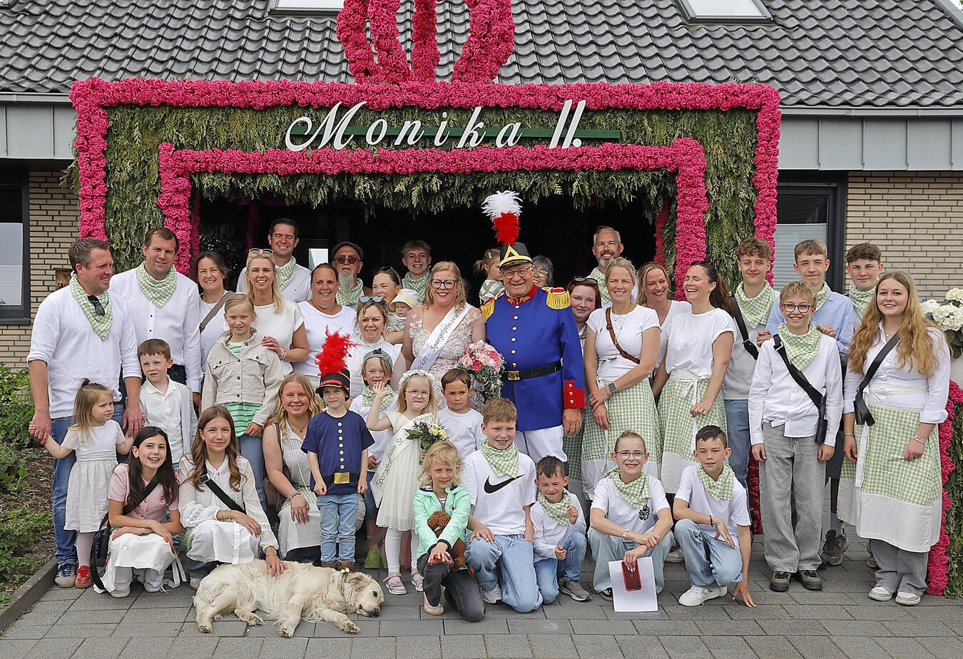 "Spargelprinzessin Monika II. und Peter Strauss bei Empfang an Residenz, umgeben von Familie und Freunden."