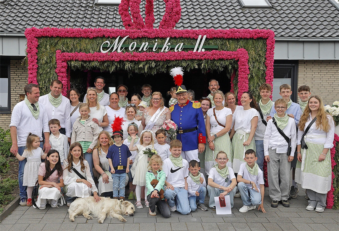 "Spargelprinzessin Monika II. und Peter Strauss bei Empfang an Residenz, umgeben von Familie und Freunden."