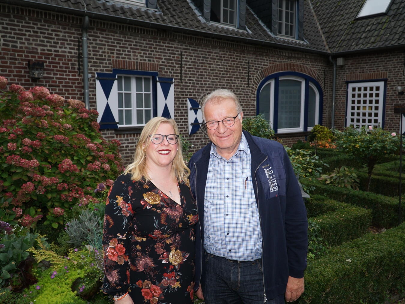 Peter Strauß übernimmt das Amt des Spargelgrenadiers Spargelprinzessin Monika II. van Bonn und der künftige Spargelgrenadier Peter Strauß.Foto: privat