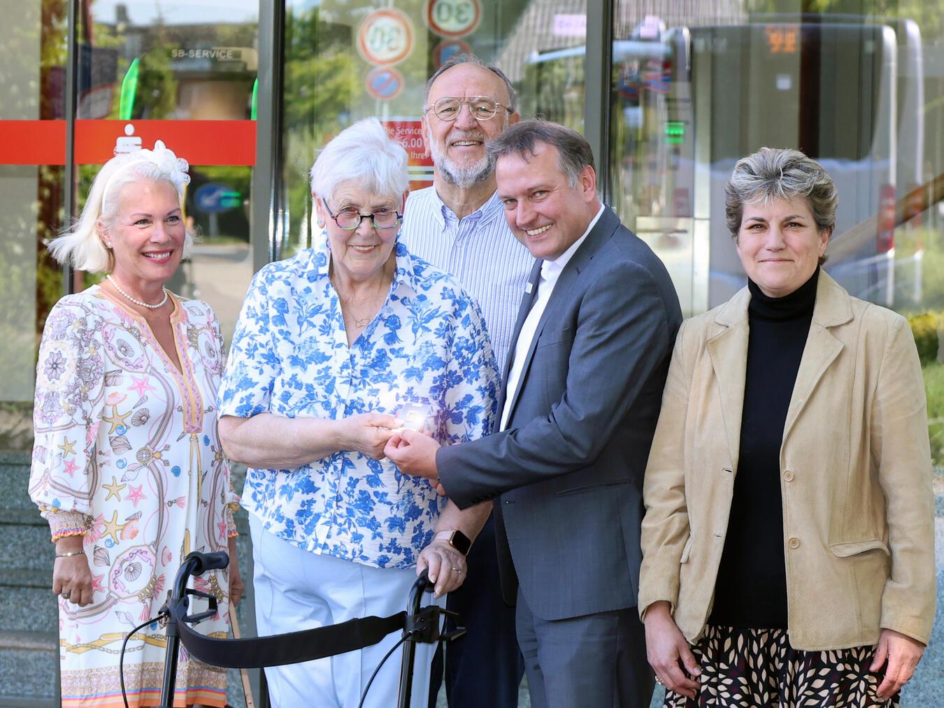 Sparkasse und Rotary-Club überreichen Lotterie-Gewinn. Foto: Sparkasse am Niederrhein