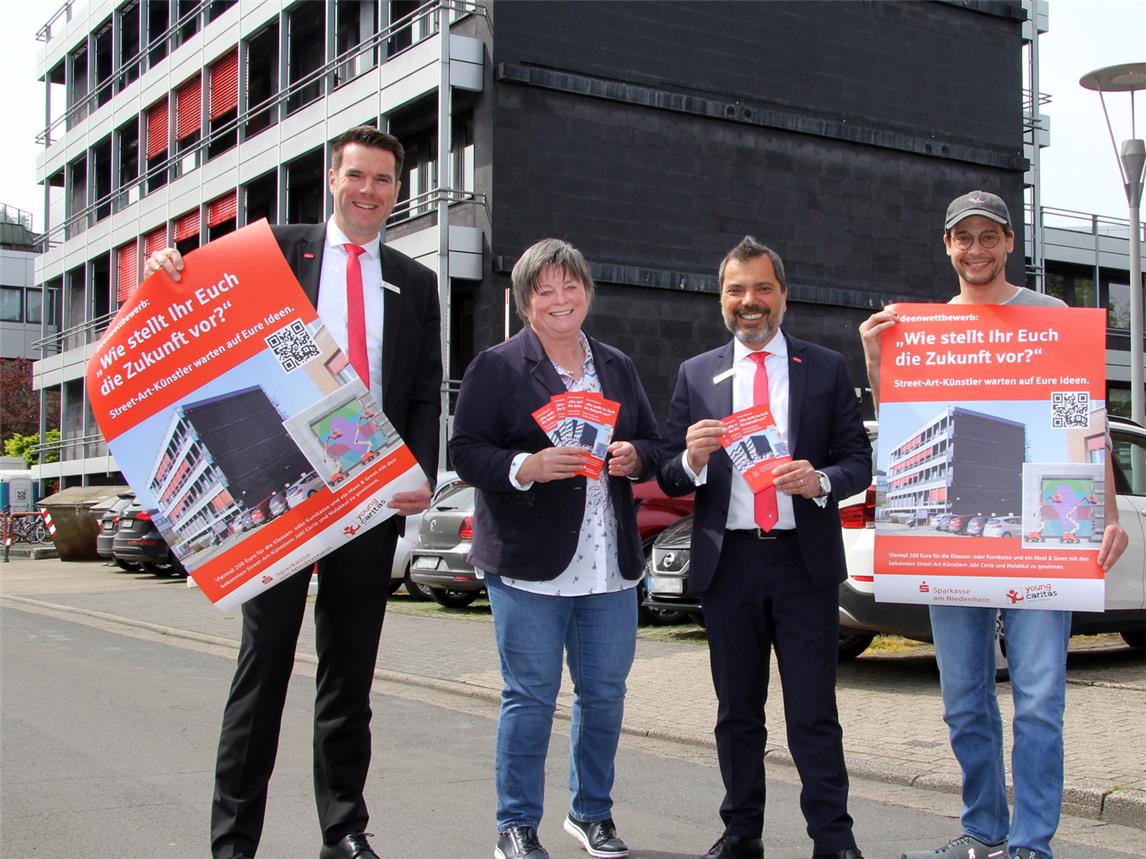 Sparkassen-Marketingchef Stefan Ertelt, Brunhild Demmer, Vorstandsvorsitzende des Caritasberbands Moers-Xanten, Sparkassen-Chef Giovanni Malaponti und Manuel Kutz vom MAP-Team aus Rheinberg freuen sich auf viele Texte, die als Inspiration für die schwarze Fasse hinter ihnen dienen sollen.Foto: Holger Schmitz / Sparkasse am Niederrhein