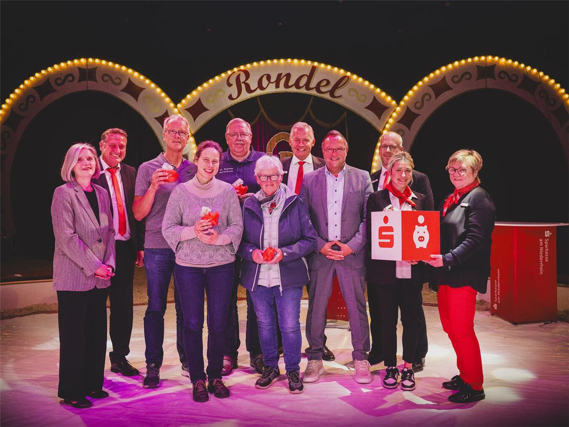 Sparkassenvorstand Bernd Zibell (m.), Bürgermeister Thomas Görtz (rechts daneben) und Claudia van Dyck (l.) gratulierten den Gewinnern der Sonderspenden von je 250 Euro. Foto: Bettina Engel-Albustin | Fotoage