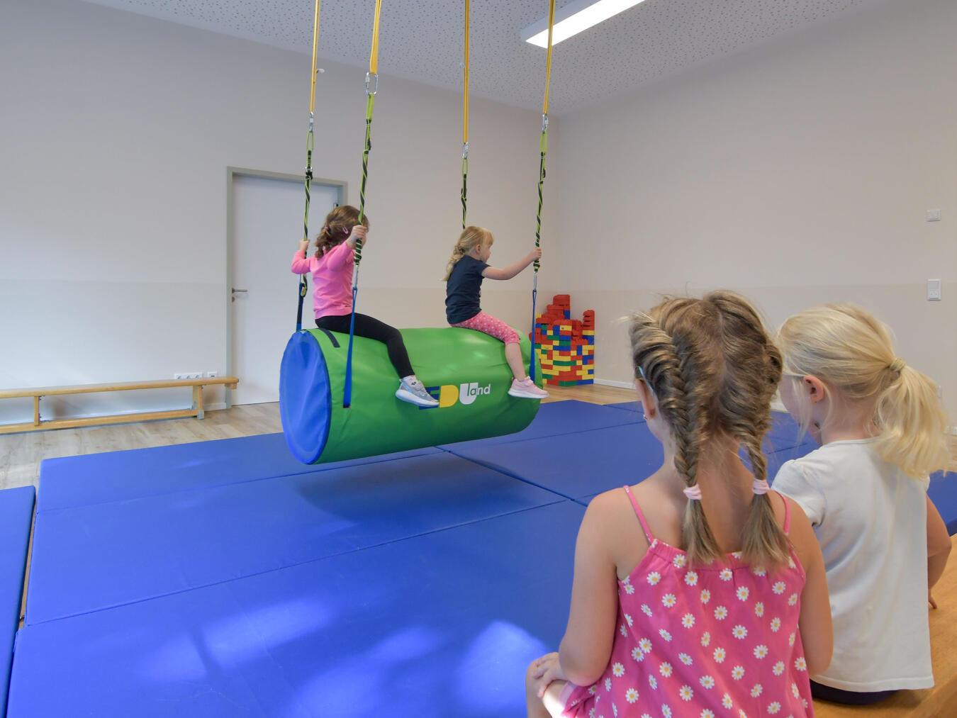 Kindergarten St. Jodokus Keppeln ist nun im alten Pfarrhaus ansässig Spaß im Bewegungsraum.