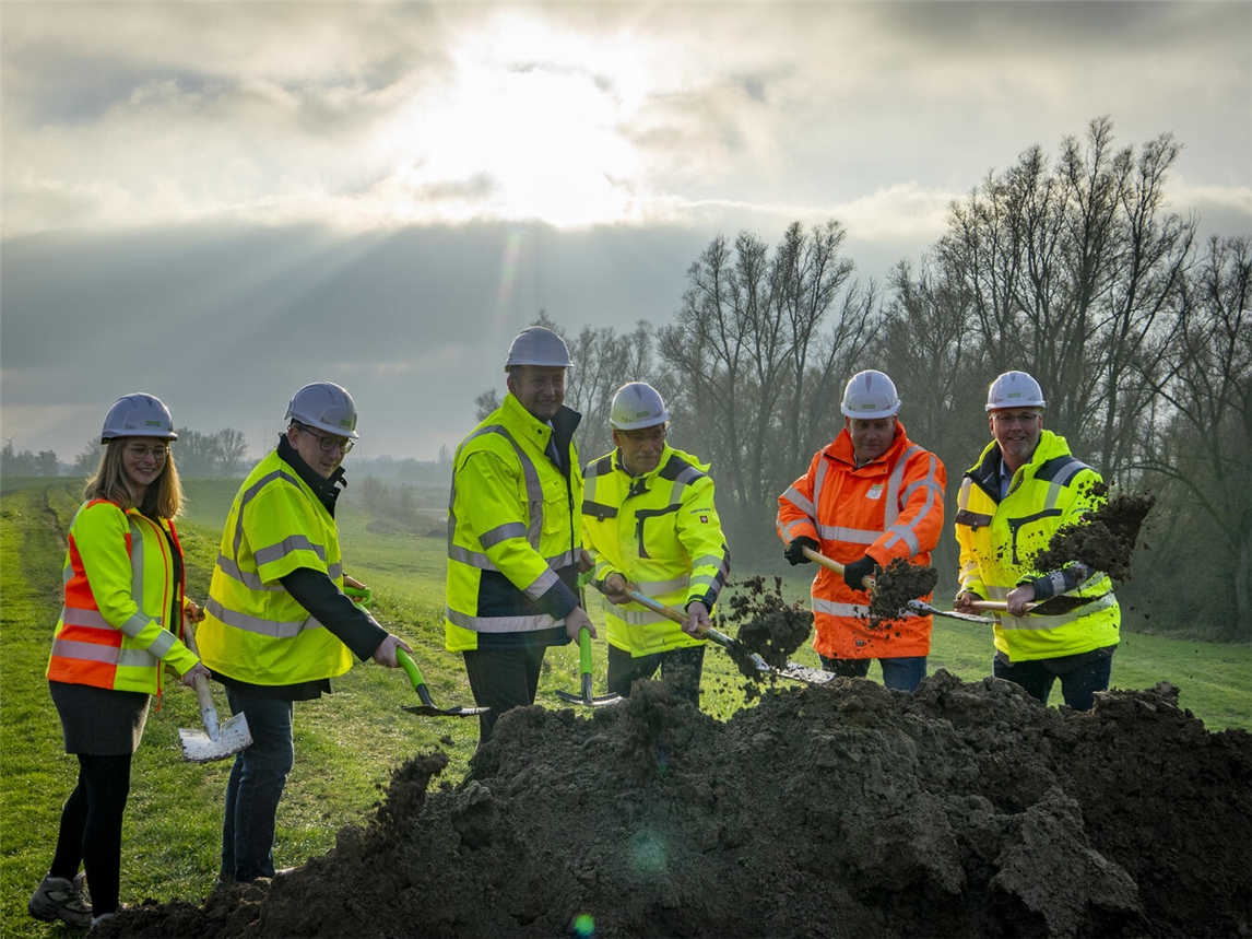 Spatenstich am Deich in Rees-Esserden mit Regierungspräsident Thomas Schürmann, Bürgermeister Sebastian Hense sowie Vertretern des Deichverbandes und MVO. NN-Foto: Gerhard Seybert