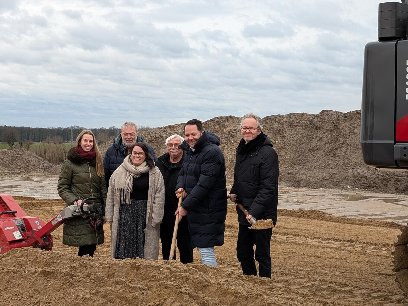 Spatenstich für die neue Kita am Paula-Thyssen-Weg in Wankum Spatenstich in Wankum: (v.l.) Johanna Dauksch, Hans-Jürgen Verfers, Nina Trienekens, Theo Braam, Christoph Niersmann und Bürgermeister Paul Hoene. Foto:Gemeinde Wachtendonk