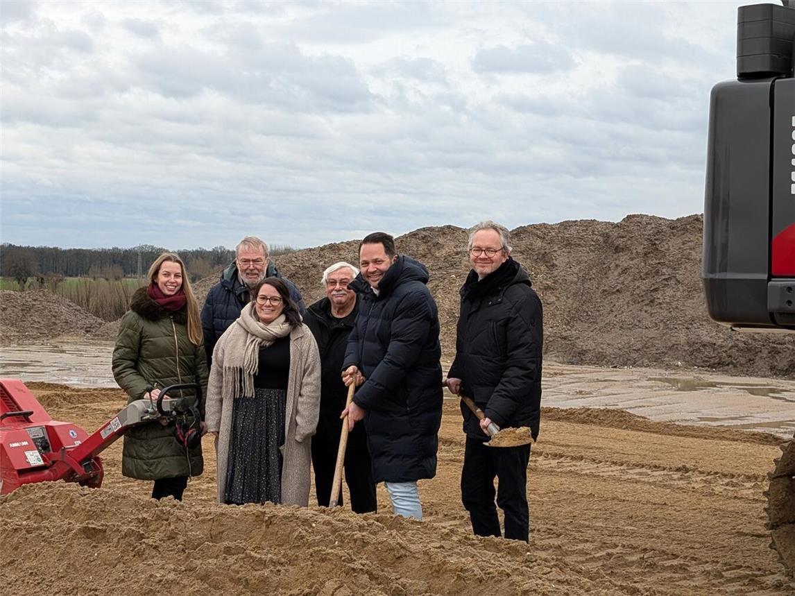 Spatenstich in Wankum: (v.l.) Johanna Dauksch, Hans-Jürgen Verfers, Nina Trienekens, Theo Braam, Christoph Niersmann und Bürgermeister Paul Hoene. Foto:Gemeinde Wachtendonk