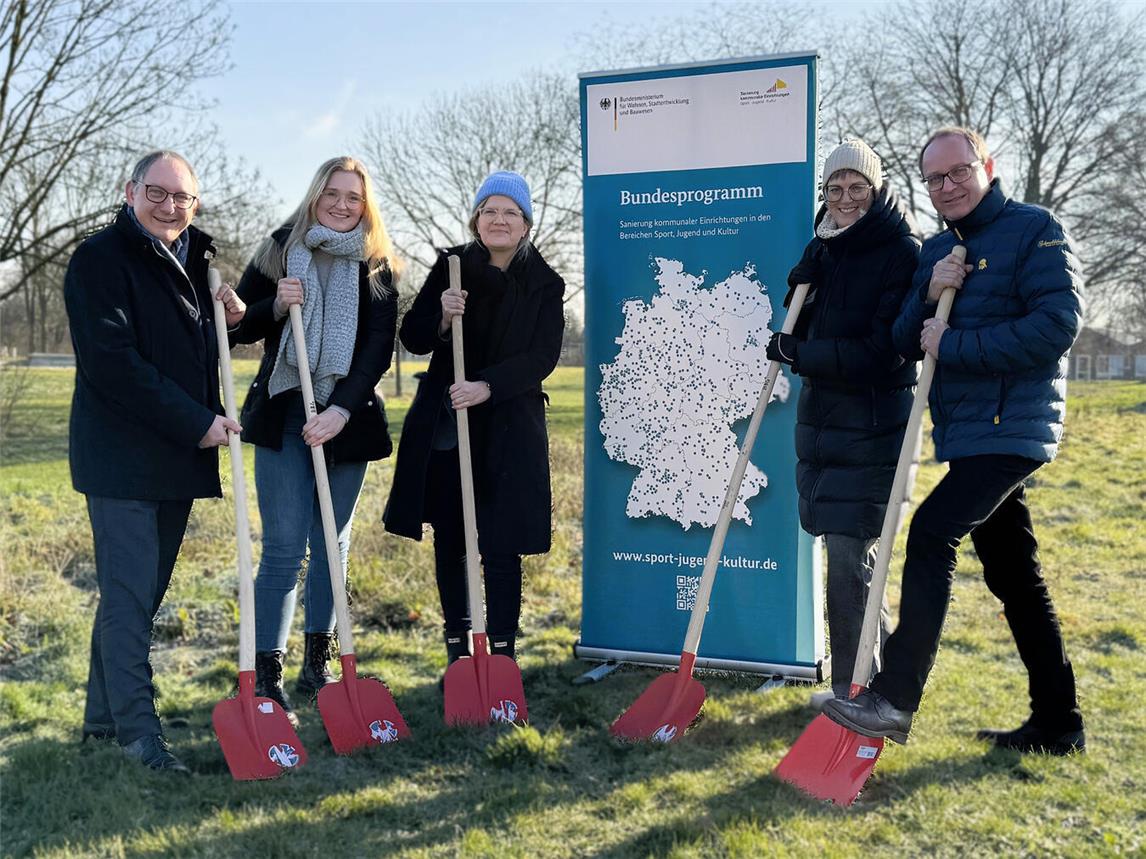 Spatenstich zum neuen Sprypark: (v. li.) Bürgermeister Sebastian Hense, Stadtbad-Leitung Luise Weißenbach, Natascha Stockhausen (POS4 Architekten), Kirsten Voigt (stellvertretende Fachbereichsleitung 6) sowie Kämmerer und Stadtwerke-Geschäftsführer Andreas Mai. Foto (Archiv): Stadt Rees