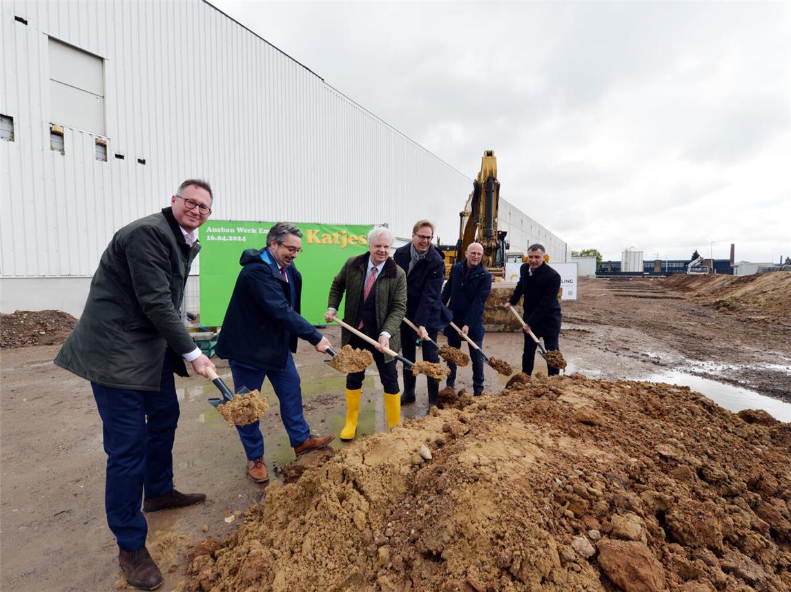 Spatenstich zur Erweiterung (v. l.): Bernd Reuther, Stefan Rouenhoff, Tobias Bachmüller, Bastian Fassin, Peter Hinze und Bülent Aydin. Foto: Dirk Schuster