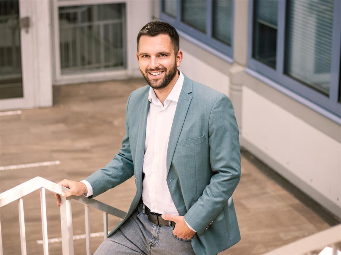 SPD-Bürgermeisterkandidat  Philipp Richter fragt sich, warum die Arbeiten in den Ferien stattfinden müssen. Foto: SPD